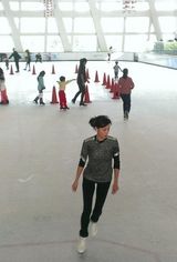 组图：张柏芝独自现身冰场滑冰引围观