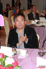 组图：TVB庆功宴大派红包 陈百祥无惧狗仔队