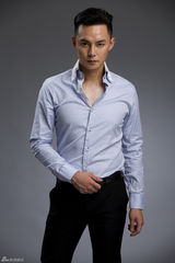 组图：尹正写真清爽出镜 潇洒硬朗十足气场