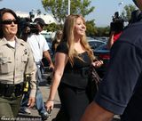 组图：阿曼达因吸毒案现身法庭 母亲车中笑不停