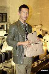 高清组图：黄晓明出席品牌活动 为妈妈选购包包