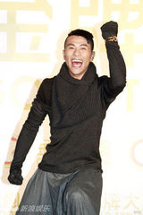 组图：梁汉文续约金牌大风 获赠价值二十万金表