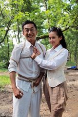 组图：《匹夫英雄》热拍 主创高温湿身上阵