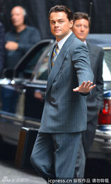 组图：莱昂纳多现身《华尔街之狼》片场