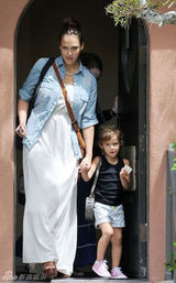 组图：杰西卡-阿尔芭产后首度现身 身材尚未恢复