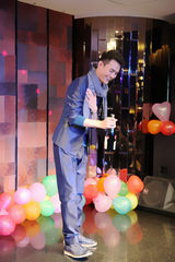 组图：王凯北京与粉丝同庆生 胡宇威远程示爱