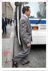 组图：莱昂纳多现身《华尔街之狼》片场