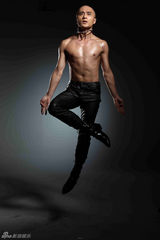 组图：1983组合新照 眼神犀利显阳刚绅士