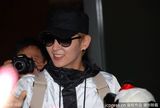 组图：李准基现身机场遭围堵 熊猫公仔遮面调皮卖萌
