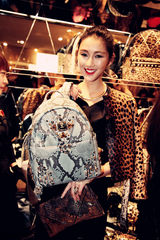 组图：陈燃复古摩登造型演绎狂野与优雅