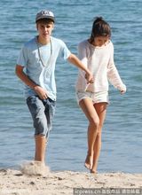 组图：比伯打破分手谣言 与女友沙滩散步缠绵拥吻