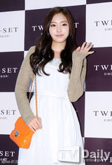 组图：Apink孙娜恩赵允熙等清新出席活动