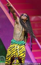 组图：麻辣鸡个唱粉丝强行上台 与保镖激烈扭打