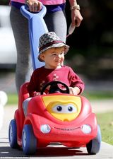 组图：超模安布罗休爱子呆萌 阳光正太潜质初显