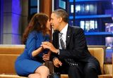 组图：奥巴马做客《今夜秀》 与NBC美女制作玩亲密