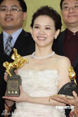 组图：曾宝仪金马礼服性感亮相 自嘲曾志伟像哈比人