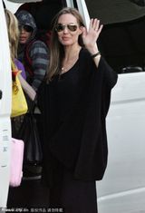 组图：朱莉独自携六子女抵澳拍片 黑衣裹身