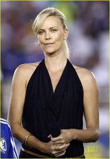 高清组图：查理兹-塞隆球场献唱 黑衫高贵