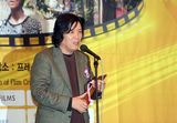 高清图：第30届韩国影评奖颁奖礼 姜东元获奖
