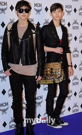 组图：少女时代成员允儿徐贤等观看服装展