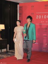 组图：秦岚优雅亮相红毯 率先获得时尚大奖