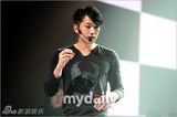 组图：Rain复出舞台彩排 耍帅卖萌魅力不减