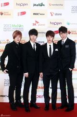 高清组图：韩团2NE1Beast等亮相Melon音乐颁奖礼