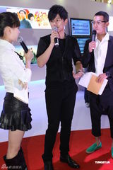 组图：张杰现身上海电视节 为红色剧演唱主题曲