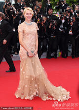 组图：娜奥米-瓦茨戛纳走秀 裸色纱裙妩媚动人