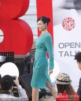 组图：张柏芝亮相变握手会 绿裙优雅难掩膝盖伤痕