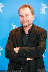 组图：《天堂希望》发布会 导演亲吻女星