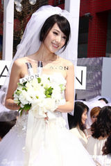 幻灯图：名模隋棠披婚纱亮相 娇俏可人身材窈窕