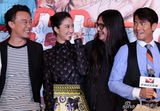 组图：《全球热恋》首映红毯 主创搞笑气氛活跃