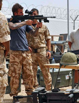 幻灯：贝克汉姆探望驻阿富汗英军 签名有求必应