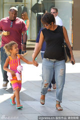 组图：哈利贝瑞挺肚逛街 爱女见镜头扮鬼脸