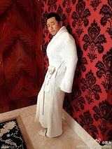 组图：郭涛穿浴袍摆妩媚造型 再现妖娆身姿