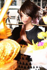 组图：杨丞琳拜佛 曾在内衣贴佛像拍片求安心