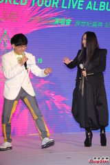 组图：张惠妹15年经典DVD 回忆个唱历程红眼眶