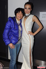 组图：容祖儿开唱 性感深V到底酥胸半露