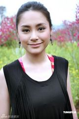 幻灯图集：阿娇桃花节热舞献唱 担心“桃花劫”