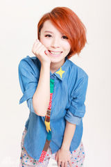 组图：黄雅莉岁末写真回馈歌迷 素雅衬衣展率性