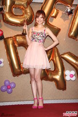 组图：安心亚粉裙亮相歌迷会 台上跳舞性感甜美