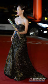 组图：文正熙亮相红毯金色亮片长裙抢眼