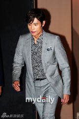 组图：李秉宪出席电影《赤焰战场2》韩国首映