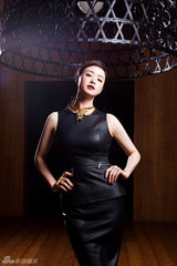 组图：蒋欣杂志大片 大秀好身段气质干练