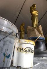 组图：奥斯卡颁奖在即 巨型小金人雕像屹立街头