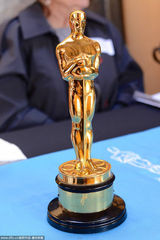 组图：奥斯卡红毯小金人奖杯夺目 群星蓄势待发