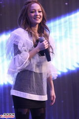 组图：张韶涵白色精灵装现身新专辑北京首唱会