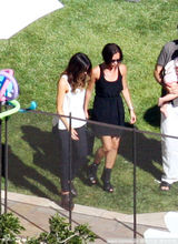 高清图：世界杯在即小贝派对无奈闲聊 辣妹短裤晒腿