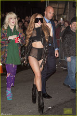 组图：Gaga巨型墨镜遮面 穿透视装见肉色丁字裤